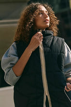 Load image into Gallery viewer, On The Move Packable Vest